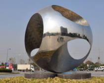 不銹鋼雕塑是工業(yè)發(fā)展的結(jié)果，豐富了雕塑市場(chǎng)
